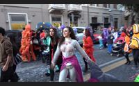 cagliari la marea del carnevale invade le strade del centro