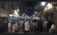 a bosa le maschere bianche e nere il rogo di giolzi chiude il carnevale