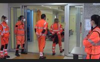 sanit caos nei pronto soccorso pazienti in fuga dalle ambulanze in fila