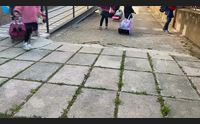 alghero scene da far west davanti alla scuola una mamma in ospedale