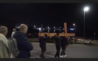 portoscuso in centinaia alla via crucis della crisi uniti per il lavoro