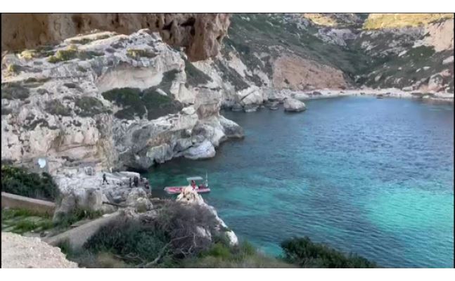 tragedia a cagliari precipita sugli scogli a calamosca muore una 39enne