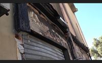 cagliari pizzeria a fuoco nella notte nelle immagini due incappucciati