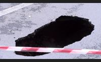 cagliari dopo il nubifragio cede l asfalto in via trentino strada chiusa