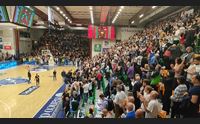 basket milano troppo forte dinamo eliminata ma sassari festeggia