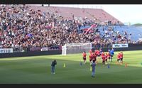 cagliari in campo sostenuto da centinai di tifosi lapadula ci sar