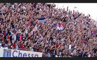 cagliari l invasione di campo liberatoria dei tifosi un momento magico