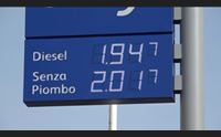 benzina di nuovo sopra i due euro al litro gli automobilisti prezzi pazzeschi