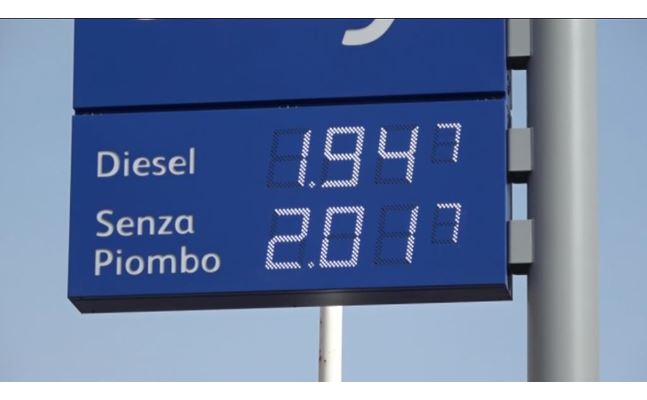 benzina di nuovo sopra i due euro al litro gli automobilisti prezzi pazzeschi