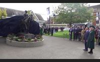 londra omaggia frankie dettori inaugurata la statua del fantino sardo