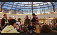 sestu arrivano i protagonisti della serie tv mare fuori pubblico in delirio