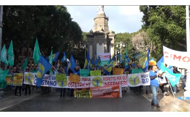 sanit nel caos medici e infermieri da tutta l isola in piazza a cagliari