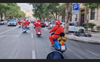 cagliari babbi natale in vespa ritorna il tradizione corteo per la citt
