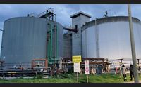 villacidro protesta alla villaservice un operaio sopra un silos