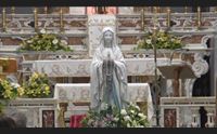 tortol folla di fedeli in preghiera per la madonna di lourdes