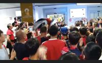 il cagliari conquista la salvezza folla di tifosi in aeroporto