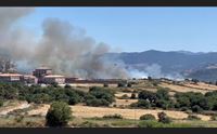 nuoro incendio assedia badu e carros un altra domenica di fuoco