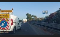 oristano via le pale dal porto in sedia a rotelle prova a impedire il transito