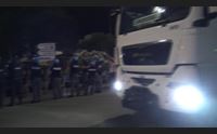 tafferugli al porto oristano il presidio no eolico blocca convoglio