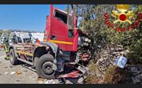scontro tra camper e camion sulla olbia arzachena il bilancio di due feriti