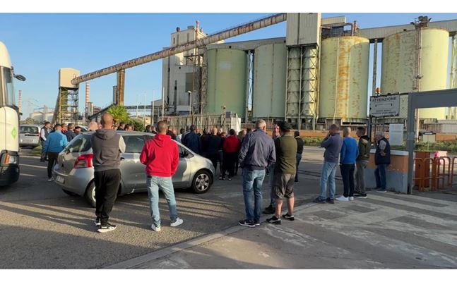 portoscuso riprende la mobilitazione sider alloys appello al governo