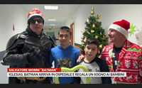 iglesias batman arriva in ospedale e regala un sogno ai bambini