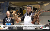 natale l ultima spesa al mercato di san benedetto sulle tavole agnello e pesce