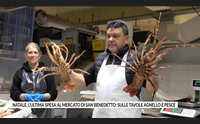 natale l ultima spesa al mercato di san benedetto sulle tavole agnello e pesce