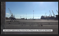 una nave carica di pale eoliche attracca al porto di oristano
