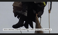 festa a oristano la befana scende dalla torre con migliaia di caramelle