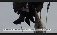 festa a oristano la befana scende dalla torre con migliaia di caramelle