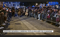 samugheo infiamma il carnevale festa di maschere con a maimone