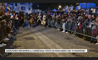 samugheo infiamma il carnevale festa di maschere con a maimone
