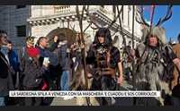 la sardegna sfila a venezia con sa maschera e cuaddu e sos corriolos