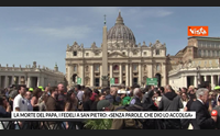 la morte del papa i fedeli a san pietro senza parole che dio lo accolga