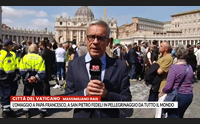 l omaggio a papa francesco a san pietro fedeli in pellegrinaggio da tutto il mondo
