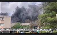 porto torres incendio nella zona industriale verifiche sulla nube di fumo