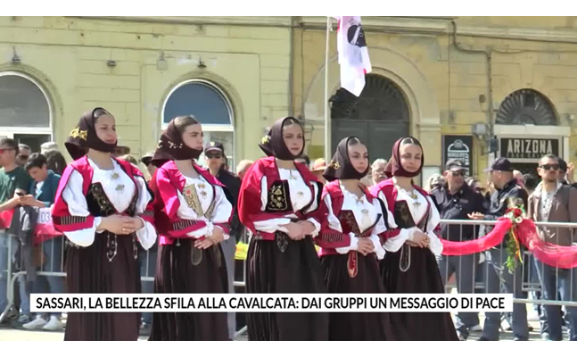 sassari la bellezza sfila alla cavalcata dai gruppi un messaggio di pace