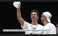 basket dieci anni fa lo scudetto della dinamo stasera la festa in piazza d italia