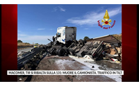 macomer tir si ribalta sulla 131 muore il camionista traffico in tilt