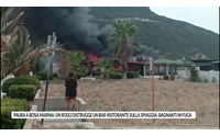 paura a bosa marina un rogo distrugge un bar ristorante sulla spiaggia bagnanti in fuga