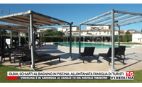 olbia schiaffi al bagnino in piscina allontanata famiglia di turisti