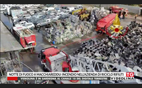 notte di fuoco a macchiareddu incendio nell azienda di riciclo rifiuti