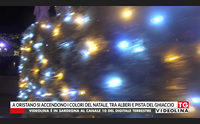 a oristano si accendono i colori del natale tra alberi e pista del ghiaccio
