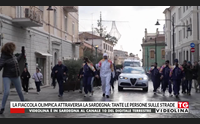 la fiaccola olimpica attraversa la sardegna tante le persone sulle strade