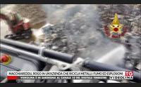 macchiareddu rogo in un azienda che ricicla metalli fumo ed esplosioni