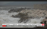 cala gonone la tempesta travolge il porto massi lanciati ovunque