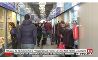 pasqua al mercato per il pranzo della festa la crisi non ferma l assalto