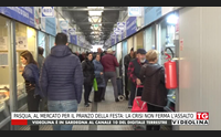pasqua al mercato per il pranzo della festa la crisi non ferma l assalto