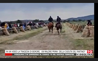 in un video la tragedia di borore un malore prima della caduta del fantino